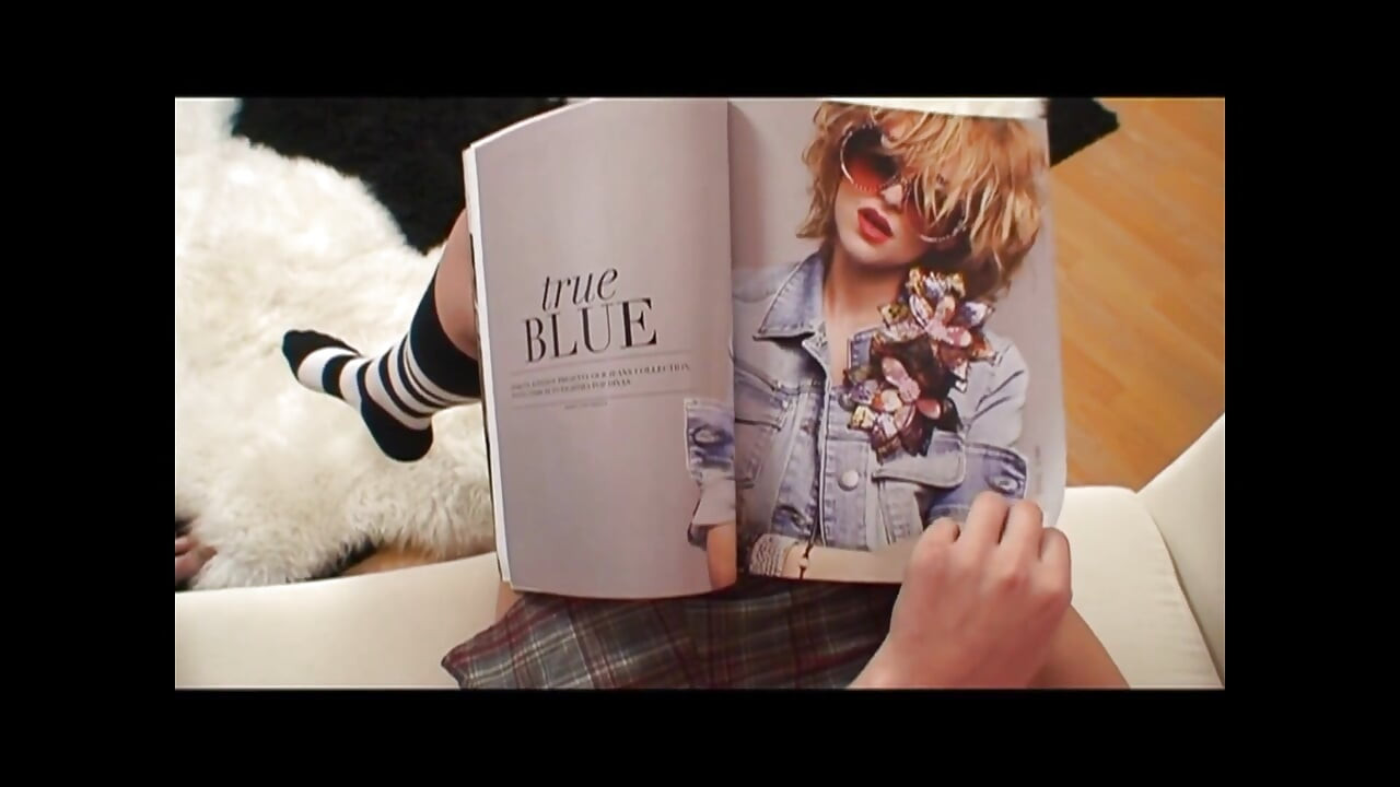 若いスラットが大きなペニスをしゃぶり、セックスし、そのペニスが美しい膣に射精する