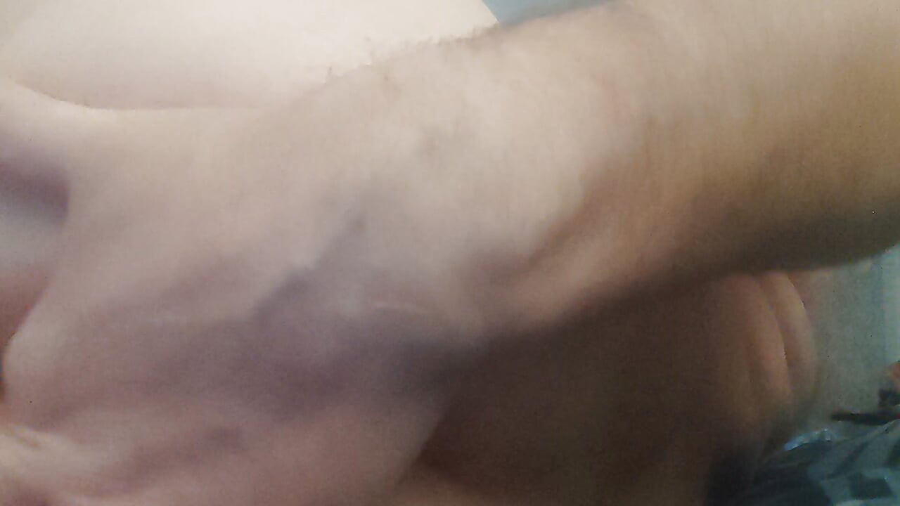 Mentir o jugando con mi gran culo con mis dedos soñando con una gran polla