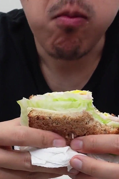 ASMR Azijski tip jede sendvič s doručkom