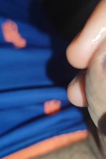 Veliki žilavi kurac gotovo eksplodira od požude.