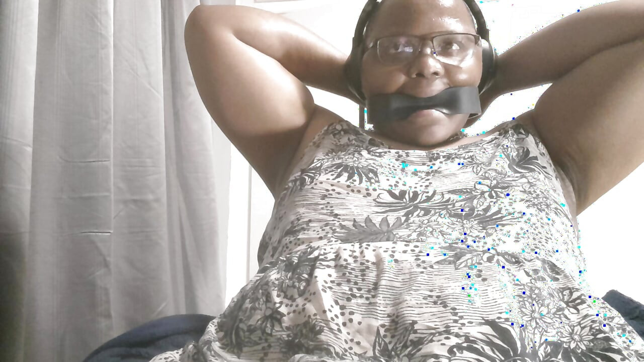 Cewek tgirl hitam menonton film porno dan masturbasi bagian 1