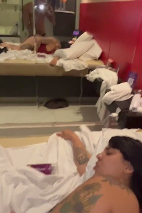 Šukání zadku mé ženy, byla nadržená a přišla tvrdá.