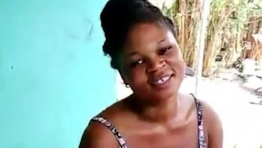 Una prostituta congolese che lecca lentamente il grosso cazzo nero