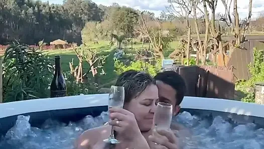 Outdoor-sex Mit Einer Heißen Blonden MILF in Einem Whirlpool - Whirlpool