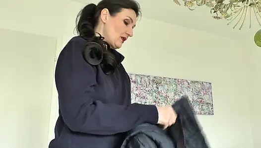 Tes zipper dengan baju warna biru tua, lady victoria valente