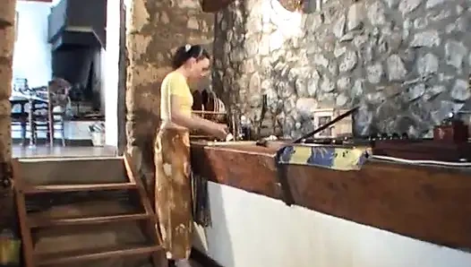 Bir ev hanımı merdivenlerinde domaltmalı arabada sikiliyor