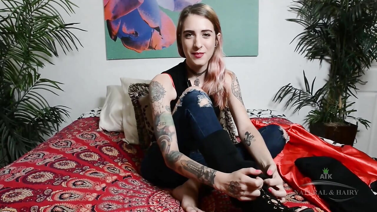 珍珠聖人脫光衣服，張開她的巨大陰毛