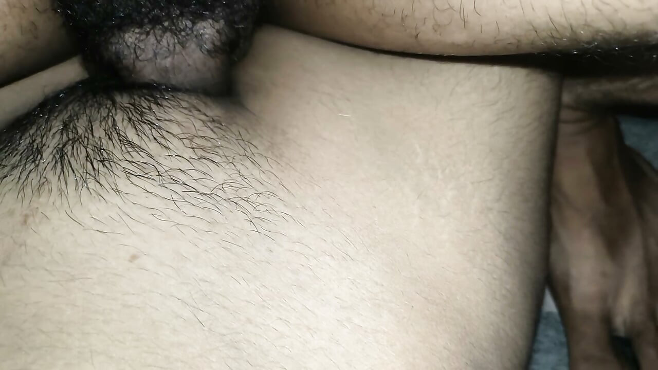 Nisha bhabhi no quarto dela, sentando em cima da bhabhi e fodendo ela, a bhabhi ficou muito feliz
