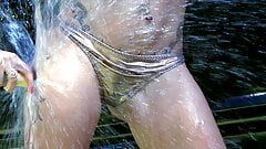 Une salope blonde piercing veut du sperme sur ses seins après une baise en plein air