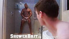 Showerbait międzyrasowy prysznic kurwa z dwoma napalonymi porcjami