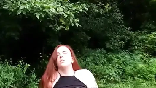 Рыжая эксгибиционистка жестко кончает в парке