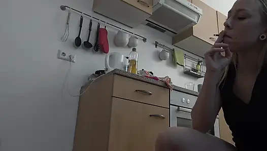 Teen Prinzessin Valerys Objekt für Aschenbecher, Spucken und Klatschen!