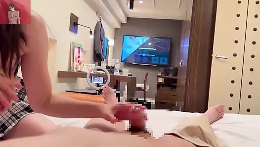 Eine schlanke und vollbusige, unzüchtige, verheiratete frau verkleidet sich als zimmermädchen und gibt einen service.