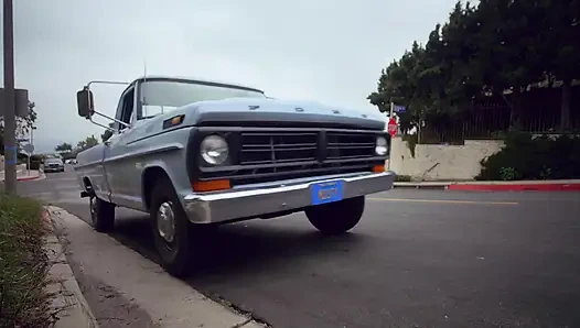 Orta yaşlı seksi kadın doyumsuz holly barmeni ve kız arkadaşı Leana'ı baştan çıkarıyor