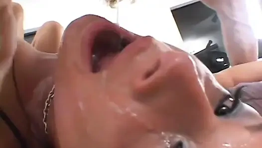 Erotic dude enjoys getting a steamy blowie from a cute slut