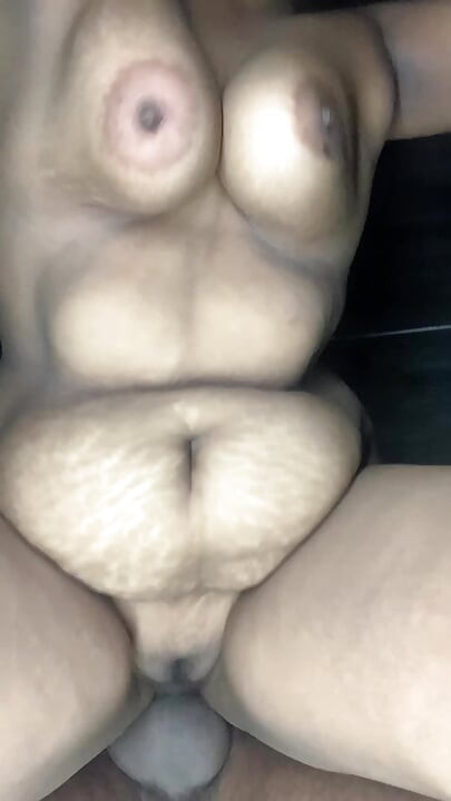 Bhabhi ki boobs dance kar rha hai