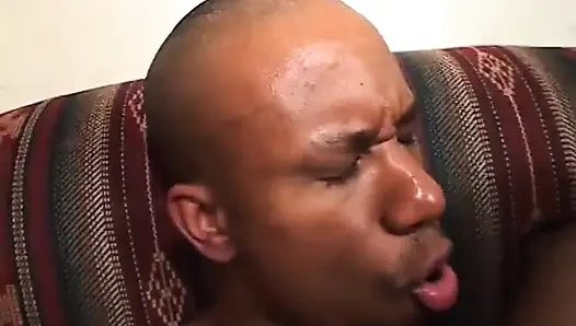 Cewek ebony yang luar biasa menyetubuhi pria kulit hitam untuk menyetubuhi memeknya yang basah
