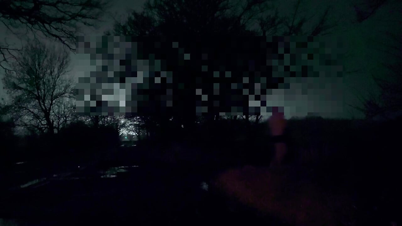 Déshabille-moi et me branle sur la voie publique