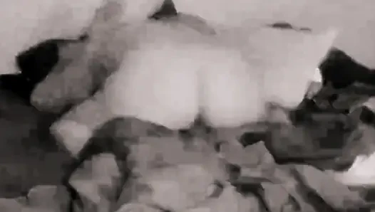 Я заставляю его кончить во мне, так что я могу чувствовать, что она течет из меня, когда я кончаю