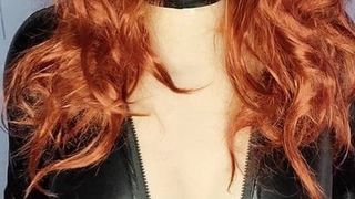 红发变性人：尝试新的乳胶罩