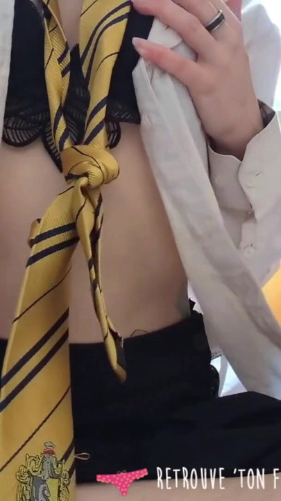 Vends-ta-culotte - Young and pretty French student gets horny while reading a book and ends up masturbating to orgasm | Clip 1