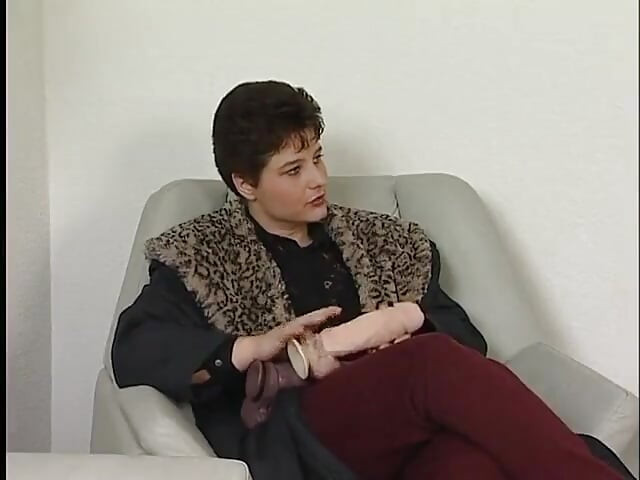 Brunetă cu părul scurt purtând ciorapi în timp ce suge și călărește pula la audiție