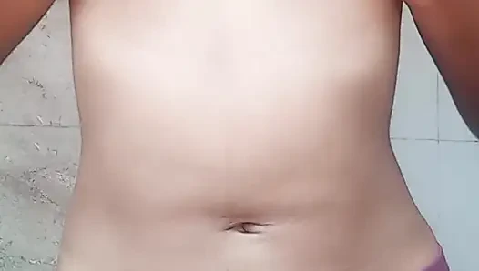 Hintli kız banyoda göğüslerine bastırıyor viral video