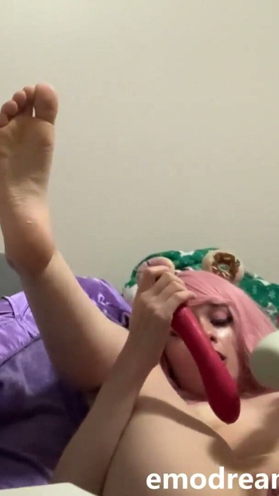 Teen Girl talks dirty and fucks herself with multiple objects and cums hard | Clip 1