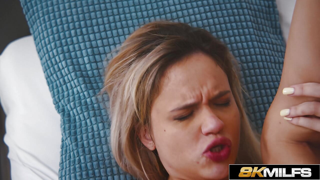 8KMILFS blondă rusă excitată Novella Night