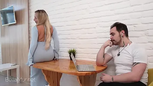 Она Больше Не Могла Ждать! Занималась Сексом Со Своим Мужем Прямо Во Время Его Рабочего Звонка!