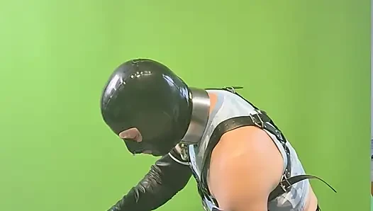 Dildo ile gırtlağına kadar alıyor ve gırtlağına kadar alıyor