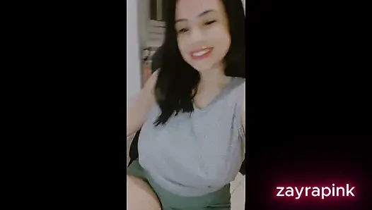 Brezilyalı büyük Brunda, poposunu gösteriyor