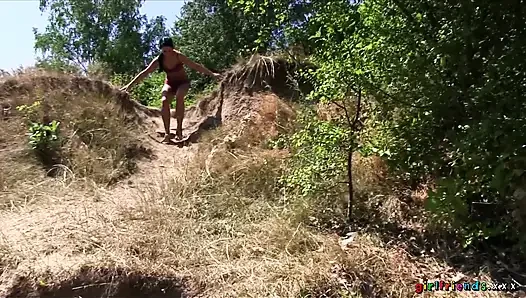 Girlfriends XXX - lesbischer dreier im freien in der Öffentlichkeit