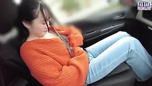 Cewek seksi dengan tubuh langsing lagi asik muasin memeknya pakai strap-on dengan sensasi senyum bagian.1