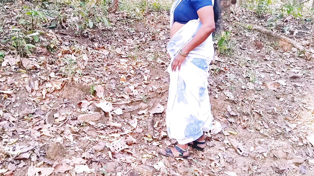 Desi outdoor jungle jebanie. Macocha i pasierb hardcore ruchają się w lesie. Telugu brudne rozmowy.