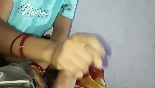 My girlfriend's mom came when my girlfriend was doing a handjob, then when my land was getting watered, her mom came to Hindi handjob.