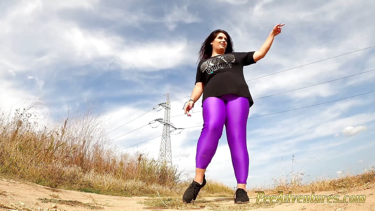 Meando a través de sus medias en un día caluroso - chica gorda hace pis con enorme chorro al aire libre