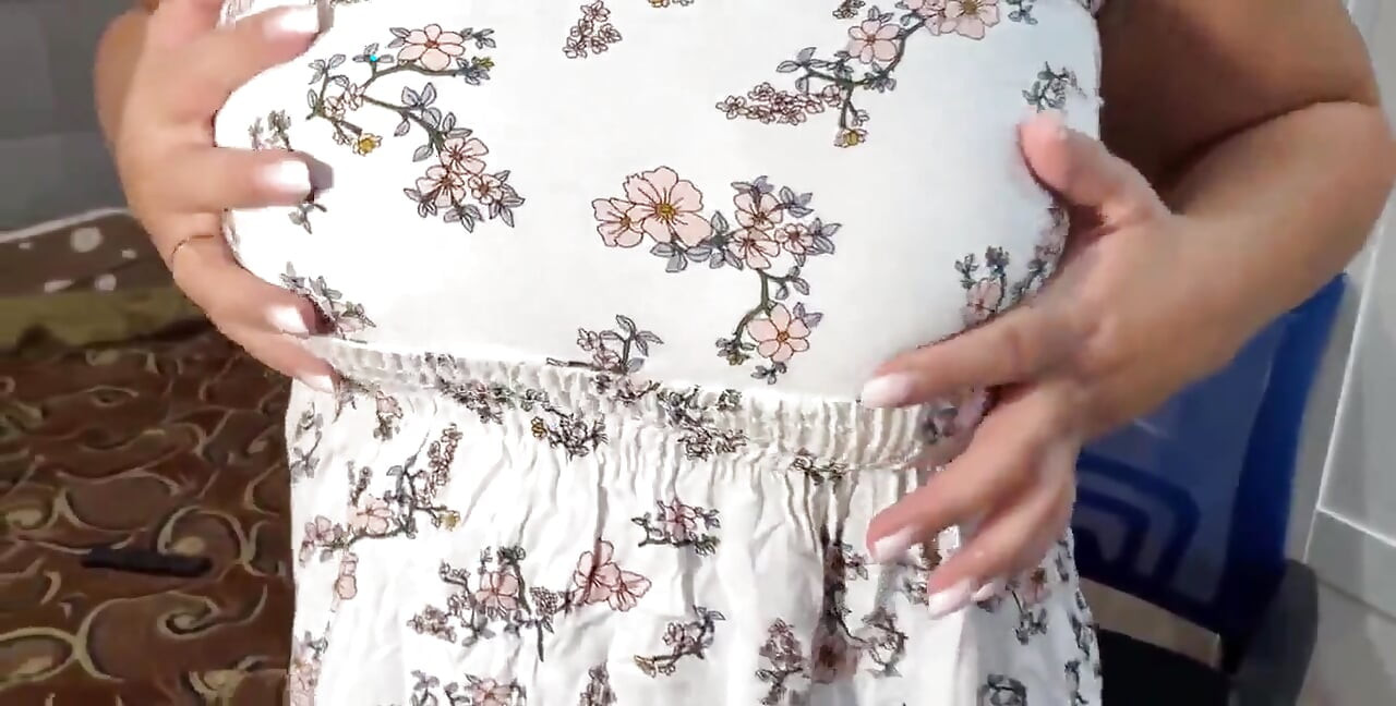 Ibu tiri panas dengan buah dada besar miang