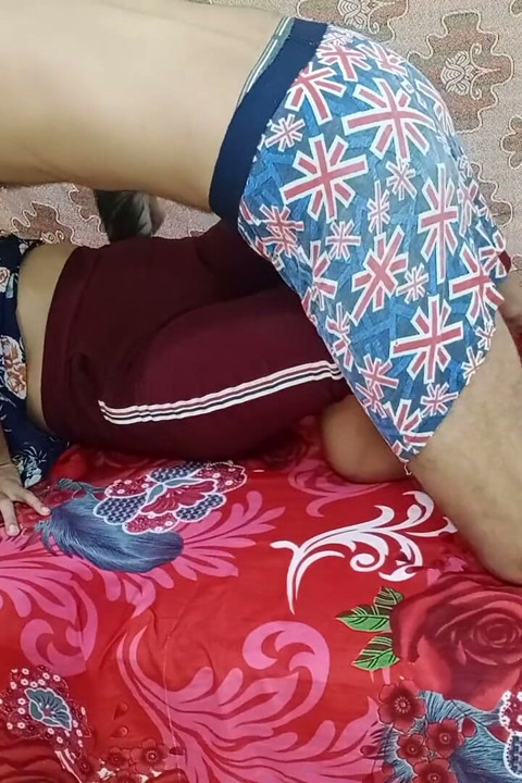 Vruća Indijka Sarika u nestašnoj hindi sceni u spavaćoj sobi