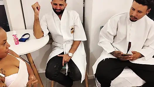 Два сводных брата пробивали хуй карлика