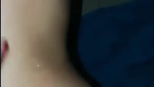 Er zog seinen 20cm schwanz aus meinem arsch und kam mir auf den rücken.