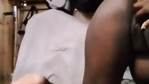Afrikalı zenci kraliçe odasında mastürbasyon yapıyor,