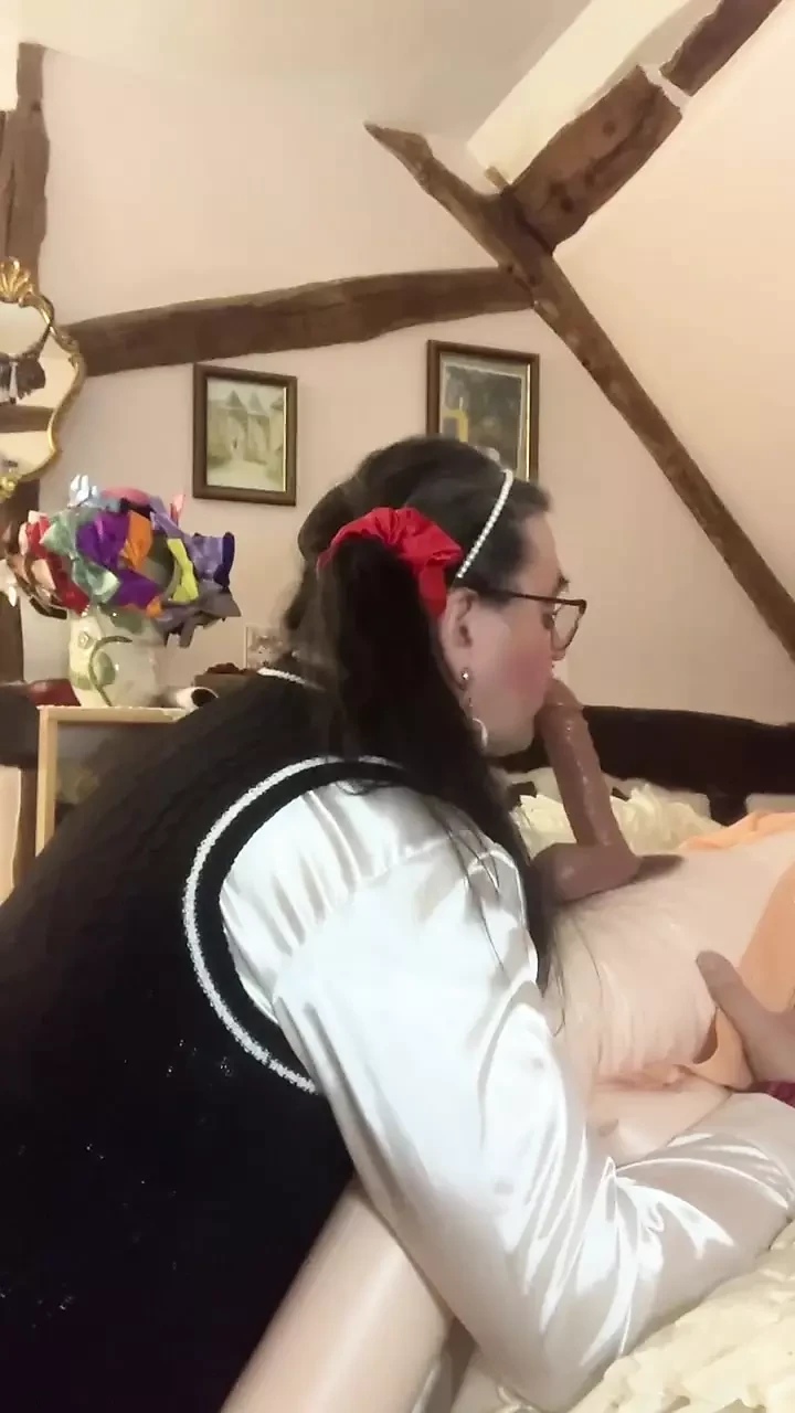 Em uma roupa com um vestido de algodão estilo colegial para chupar Marcel, a boneca inflável