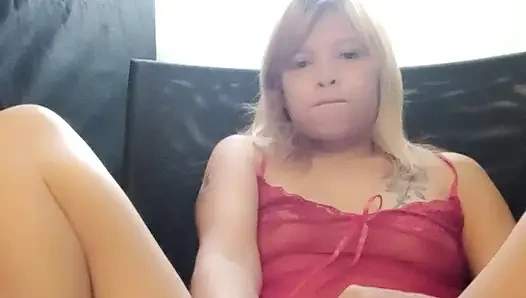 Блондинка с ней играет