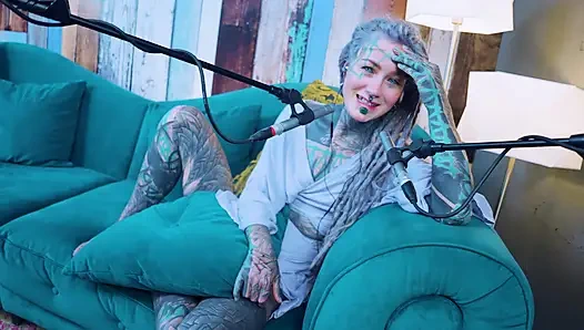 Aku berbicara tentang H - Happiness - ASMR podcast SFW berbicara dengan gadis kurus gothic bertato rambut gimbal