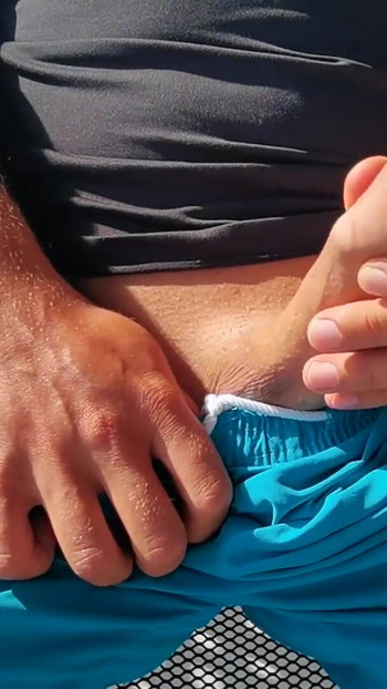 Zapanjujući trenutak iz filma "Dečko koji je skoro uhvaćen kako na hotelskom balkonu"