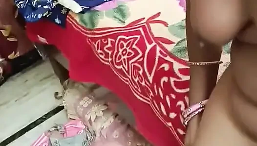 Desi indische schöne telugu-tante saftige muschi ficken in rosa nachthemd cowgirl-position doggystyle ficken volle heiße romantik