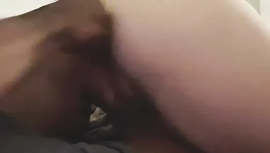 Beyaz kız götünü sallıyor sikiliyor