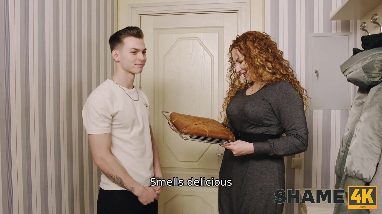 Shame4k。可爱的熟女正在努力成为一个好邻居