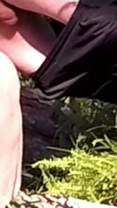 Uda - gorąca milf gospodyni zostaje ostro wyruchana na zewnątrz w lesie | Klip 2